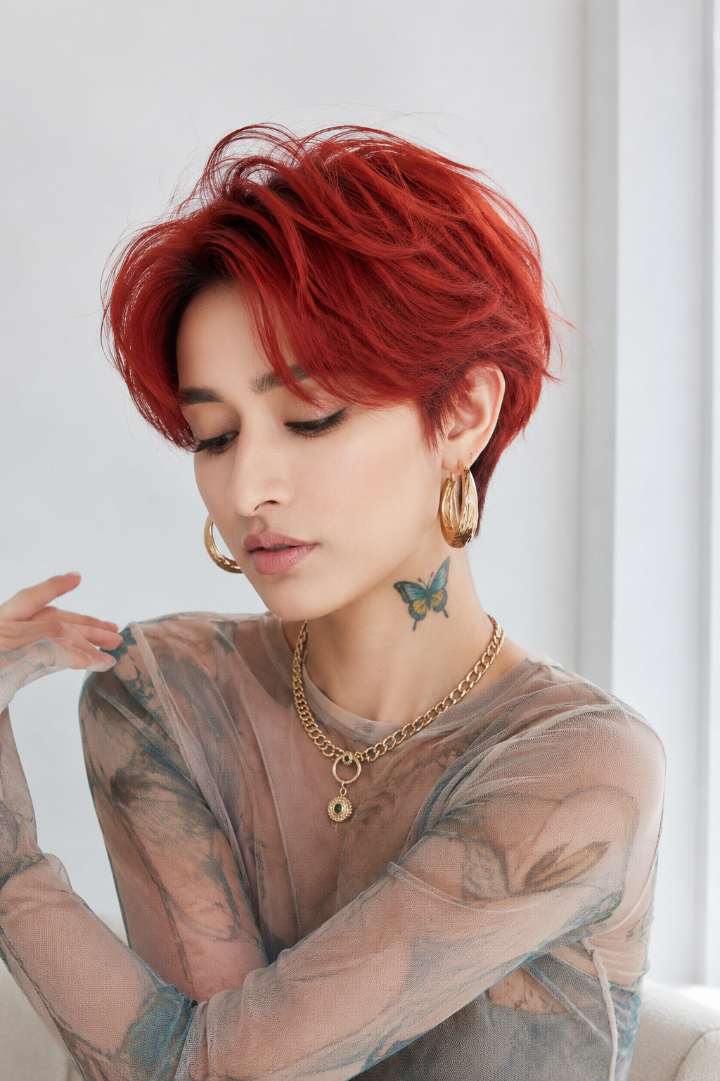 Model mit einem voluminösen, windgepeitschten French Bixie in feurigem Rot, akzentuiert durch einen auffälligen goldenen Creolen, ein transparentes Oberteil und eine dynamische, ausdrucksstarke Pose